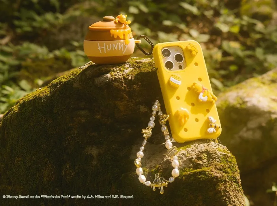 Yellow Pooh case with hunny pot and pearl strap on moss