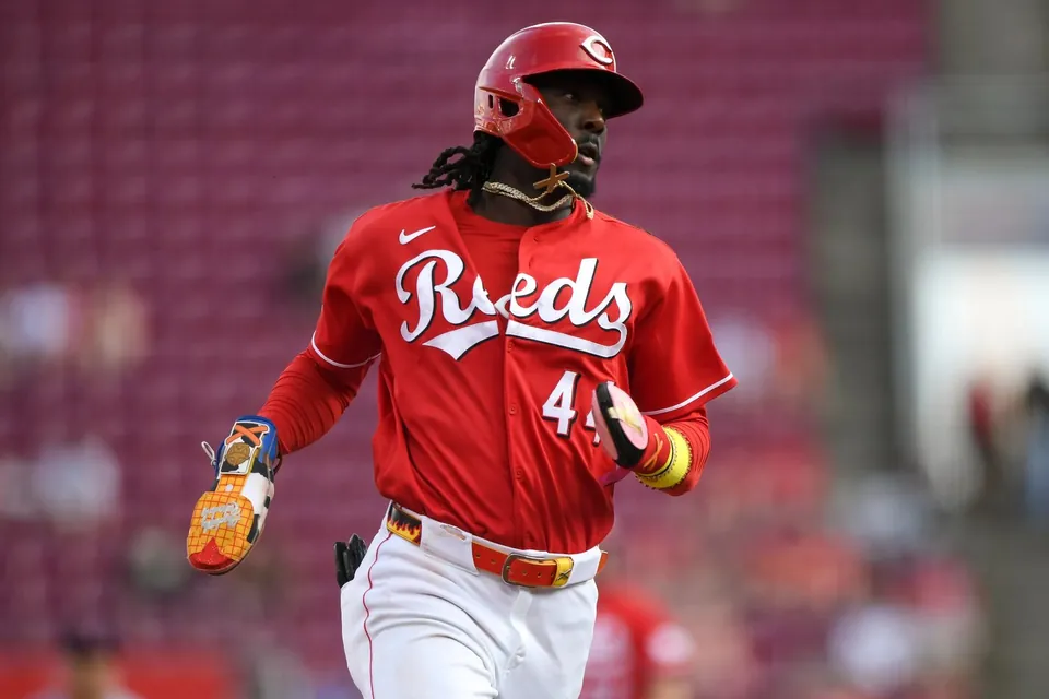 Cincinnati Reds’ Elly De La Cruz rounding the bases wearing the Woody sliding mitt